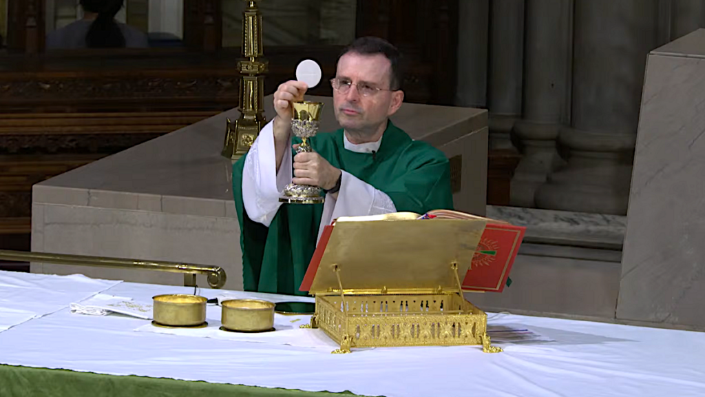 Captura de pantalla de la transmisión en vivo de la página de YouTube de la Catedral de San Patricio de la Misa celebrada por el reverendo Raúl Miguez el domingo 9 de agosto de 2026