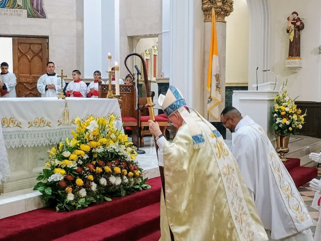 El obispo Edmund Whalen, obispo auxiliar de la Arquidiócesis de Nueva York, celebró la Misa en honor a Nuestra Señora de las Mercedes el domingo 20 de septiembre en la parroquia del mismo nombre ubicada en el Bronx. Foto: Armando Machado/The Good Newsroom