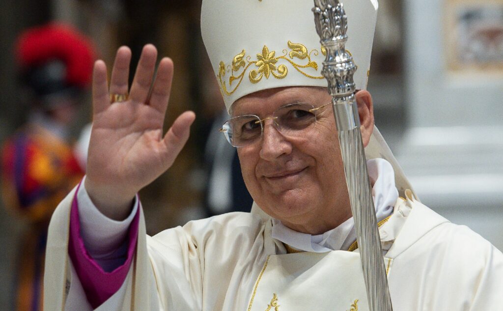 El obispo auxiliar Alberto Lorenzelli Rossi, de la Arquidiócesis de Santiago de Chile, saluda a los fieles tras su ordenación episcopal a manos del papa Francisco en la basílica de San Pedro, en el Vaticano, el 22 de junio de 2019. (Foto CNS/Vatican Media)