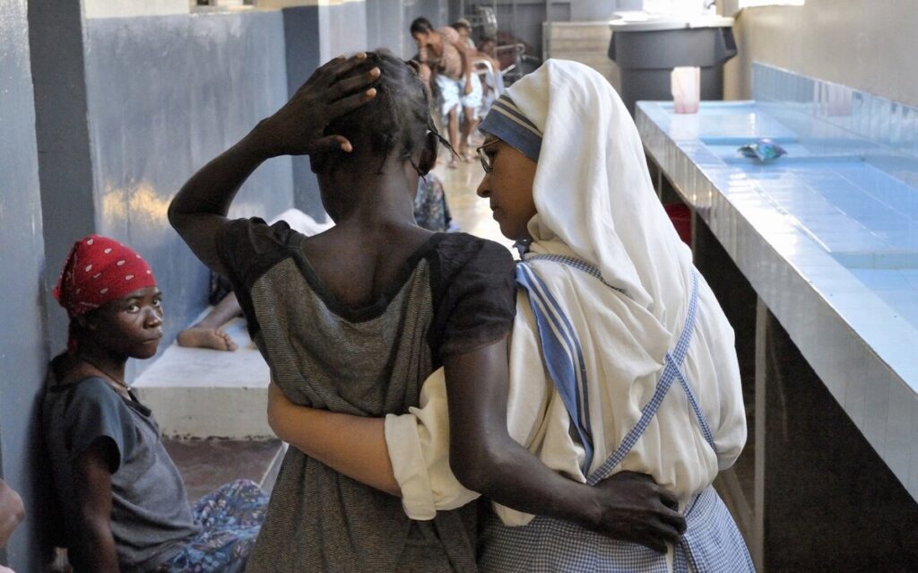 La hermana Paul, de la congregación española Misioneras de la Caridad, atiende a un paciente en la Casa para Moribundos de Puerto Príncipe, Haití, en esta fotografía de archivo del 16 de octubre de 2009. (Foto CNS/Paul Jeffrey)