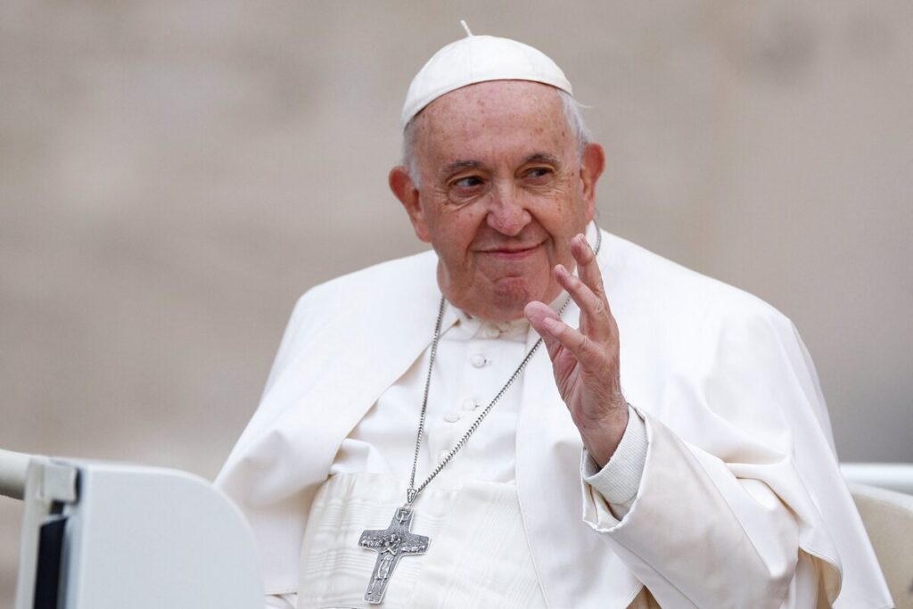 El papa Francisco saluda con la mano al llegar a su audiencia general en la Plaza de San Pedro, en el Vaticano, el 9 de noviembre de 2022. (Foto de CNS/Guglielmo Mangiapane, Reuters)