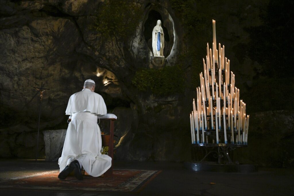 El papa León XIV se arrodilla en la Gruta de las Apariciones del Santuario de Nuestra Señora de Lourdes, en Francia, el 26 de septiembre de 2026. (Foto de OSV News/Simone Risoluti, Vatican Media)