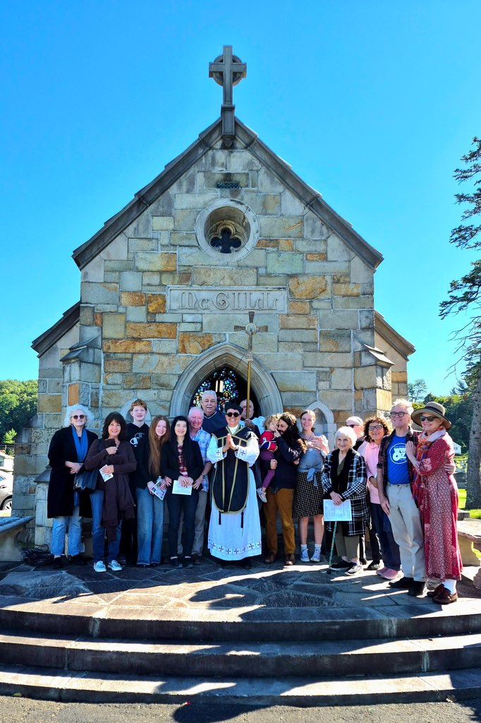 El P. Arthur Rojas, párroco de la parroquia de St. Mary-Sacred Heart en Kingston (en el centro, con vestiduras litúrgicas), se reúne con los feligreses tras celebrar una misa histórica en el cementerio de St. Mary en Kingston, el sábado 3 de octubre de 2026.