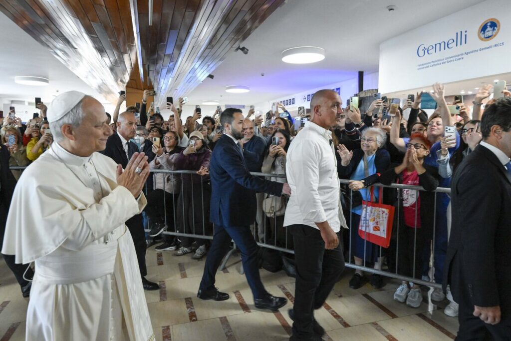El papa León XIV llega al Hospital Gemelli de Roma el 13 de octubre de 2026, antes de la cirugía a la que se sometería esa misma tarde para extirparle un nódulo pulmonar. (Foto OSV News/Simone Risoluti, Vatican Media)