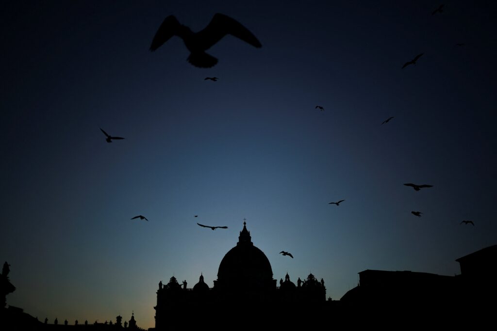 Unas aves vuelan cerca de la Plaza de San Pedro, en el Vaticano, el 12 de octubre de 2026, antes de la intervención quirúrgica prevista al papa León XIV el 13 de octubre para extirparle un pequeño tumor en el pulmón.