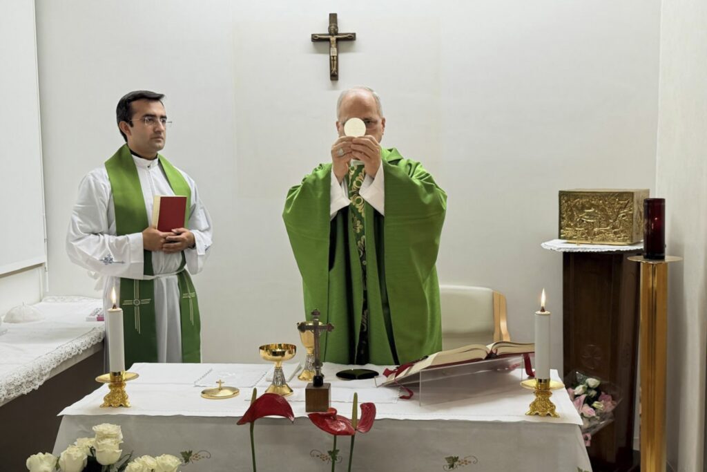 El papa León XIV celebra Misa en la décima planta del Hospital Gemelli de Roma el 16 de octubre de 2026, tras su cirugía de cáncer realizada el 13 de octubre. En su homilía, el pontífice agradeció al personal, a los médicos, a los enfermeros y a los auxiliares su labor diaria en el cuidado de los enfermos y, en particular, lo que han hecho por él. (Foto de OSV News/Vatican Media)