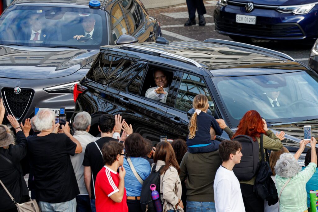 El Papa León XIV sale del hospital Gemelli en Roma, el 17 de octubre de 2026, tras el alta médica después de someterse a una cirugía pulmonar y ser diagnosticado de cáncer el 13 de octubre. Foto: OSV News/Vincenzo Livieri, Reuters