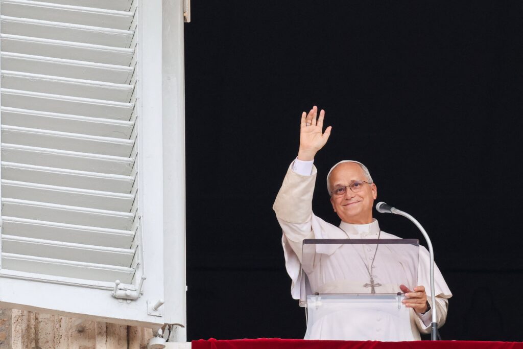 El papa León XIV dirige la oración del Ángelus desde una ventana del Palacio Apostólico, tras recibir el alta hospitalaria tras una intervención quirúrgica por cáncer de pulmón, en el Vaticano, el 18 de octubre de 2026. (Foto de OSV News/Yara Nardi, Reuters)