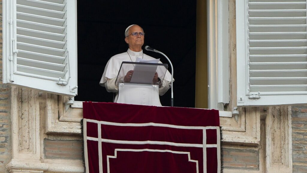 El papa León XIV dirige el Ángelus desde una ventana del Palacio Apostólico del Vaticano el 18 de octubre de 2026, un día después de recibir el alta del hospital Gemelli de Roma tras someterse a una intervención quirúrgica para extirparle el lóbulo inferior derecho del pulmón con el fin de tratar un tumor canceroso. (Foto de CNS/Lola Gómez)