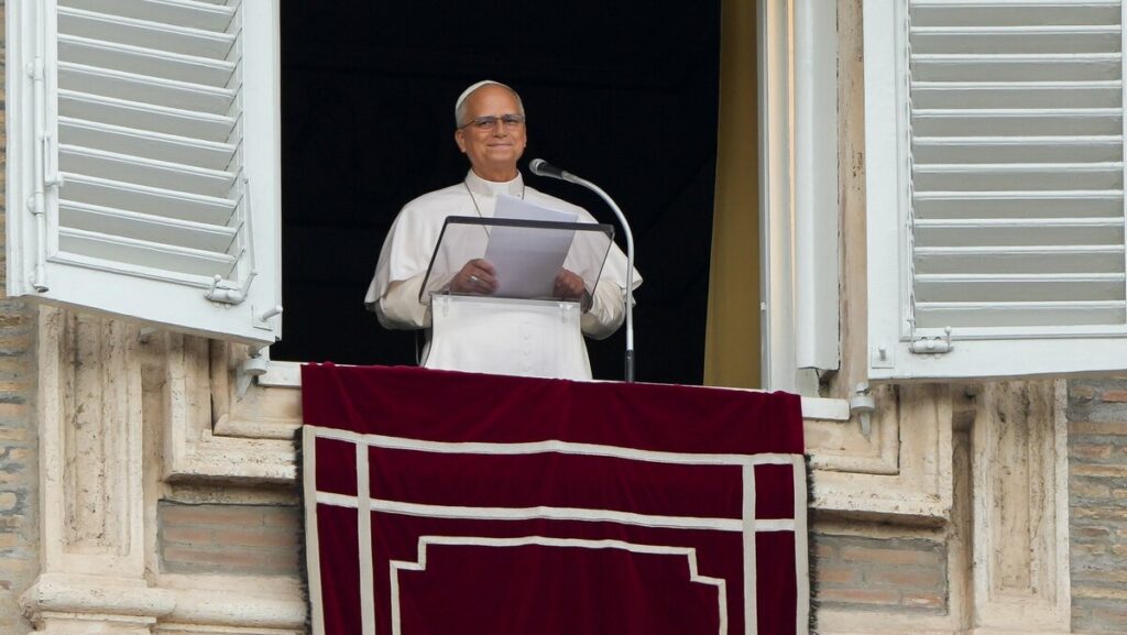 El papa León XIV reza el Ángelus desde una ventana del Palacio Apostólico del Vaticano el 18 de octubre de 2026, un día después de recibir el alta del hospital Gemelli de Roma. (Foto de CNS/Lola Gómez)