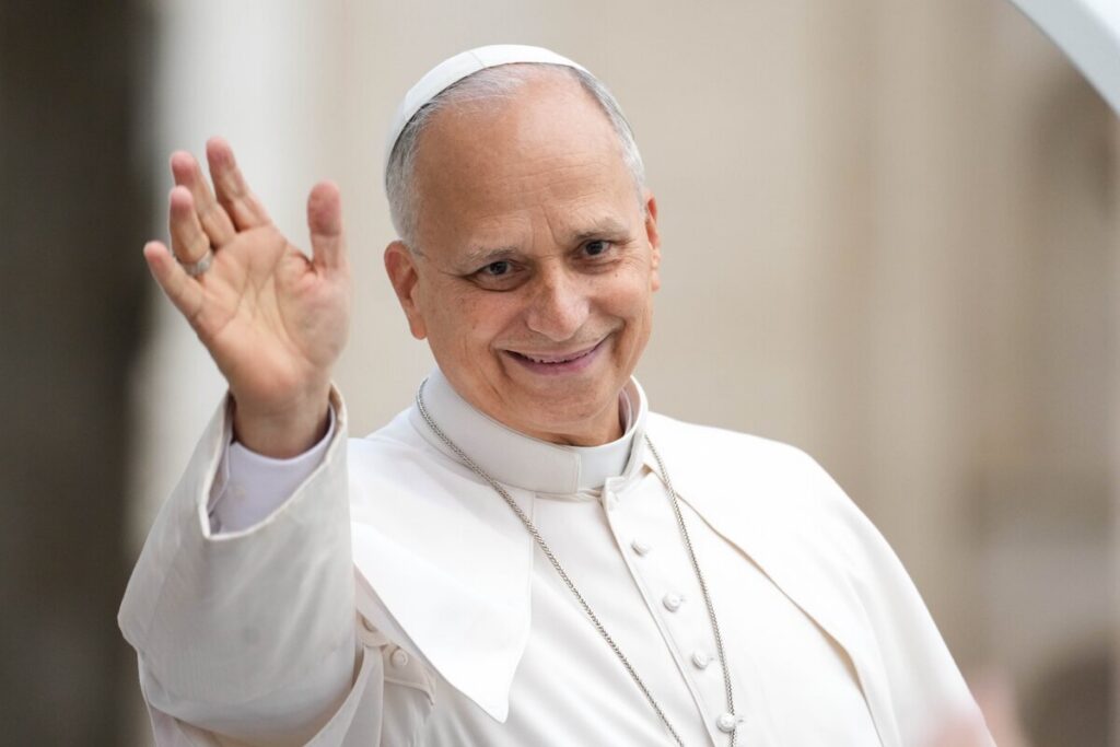 El papa León XIV sonríe desde el papamóvil mientras recorre la plaza de San Pedro, en el Vaticano, antes de su audiencia general, el 21 de octubre de 2026. (Foto CNS/Lola Gomez)
