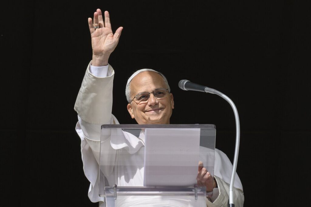 El papa León XIV saluda con la mano mientras dirige la oración del Ángelus en la Plaza de San Pedro, en el Vaticano, el 25 de octubre de 2026. (Foto de OSV News/Elisabetta Trevisan, Vatican Media)