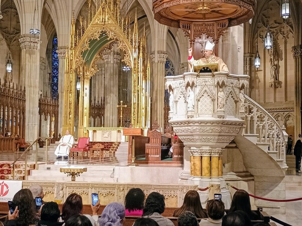 Monseñor Joseph Espaillat, obispo auxiliar de la Arquidiócesis de Nueva York, durante su homilía en la Misa anual en honor al padre Ignacio Larrañaga, OFM, Cap, fundador de los Talleres de Oración y Vida, en la Catedral de San Patricio el domingo 25 de octubre de 2026. Foto de Armando Machado/The Good Newsroom