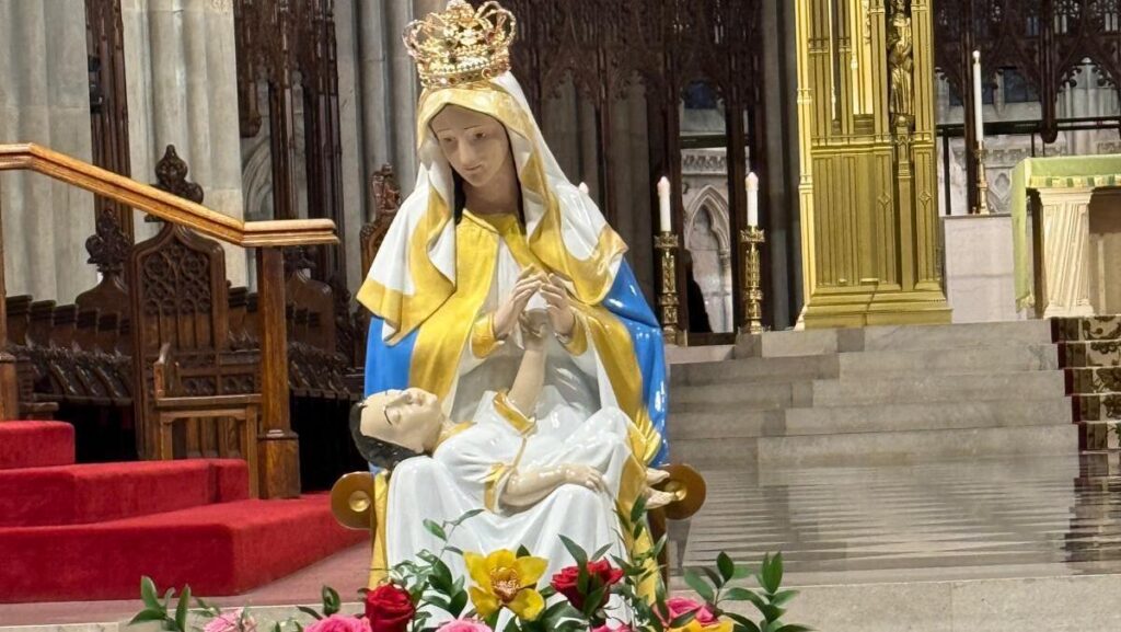 Una estatua de Nuestra Señora de la Providencia (Puerto Rico) en las escaleras del santuario de la Catedral de San Patricio en 2025, antes del inicio de la Misa anual en honor a la patrona de la nación insular caribeña. Foto cortesía de Juan Sotomayor, Jr.
