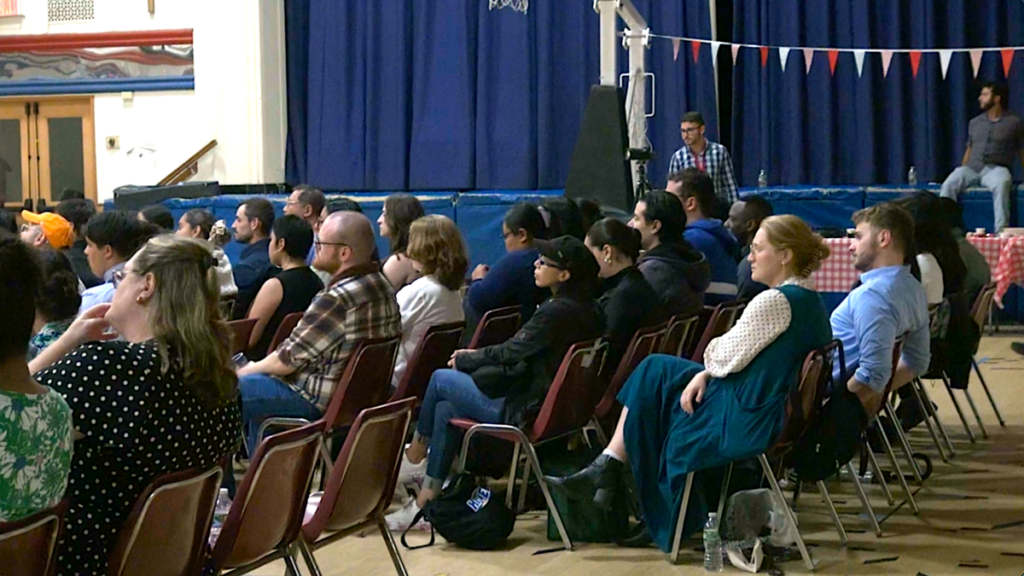 Un grupo de jóvenes católicos se reunió en la última velada del ciclo de verano “Amor y responsabilidad” el pasado 20 de agosto en el patio de la Iglesia de la Inmaculada Concepción, en Manhattan, para asistir a una charla del padre puertorriqueño Rafael Capó, de la Arquidiócesis de Miami, misionero pontificio de la misericordia y predicador eucarístico nacional. Foto: Fernanda Pierorazio / The Good Newsroom