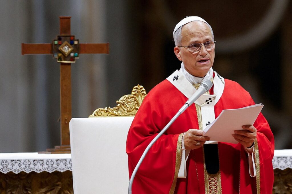 El papa León XIV celebra una Misa con motivo del inicio del curso académico en las universidades pontificias, en la Basílica de San Pedro del Vaticano, el 8 de octubre de 2026. Tras la oración del Ángelus del 11 de octubre, anunció que se sometería a una intervención quirúrgica para extirpar un nódulo pulmonar. (Foto de OSV News/Remo Casilli, Reuters)