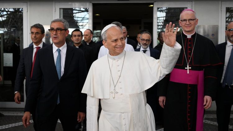 Pope Leo XIV waves to the faithful as he leaves Gemelli Hospital (VATICAN MEDIA)